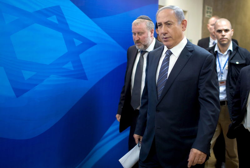 © Reuters. Israel's Prime Minister Netanyahu arrives at cabinet meeting in Jerusalem 