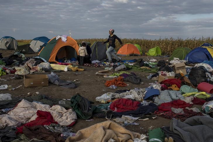 © Reuters. Família imigrante em vila de Roszke, Hungria