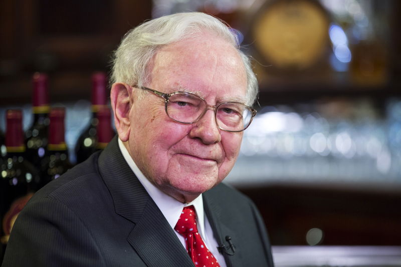 © Reuters. Warren Buffett, Chairman, CEO and largest shareholder of Berkshire Hathaway takes part in interviews before a fundraising luncheon for the nonprofit Glide Foundation in New York