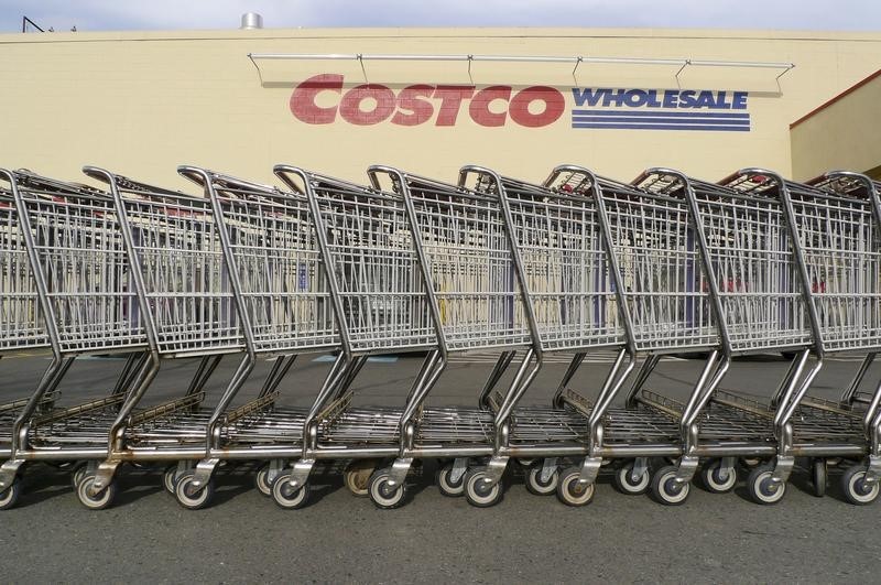 © Reuters. Shopping carts at Costco in Fairfax, Virginia