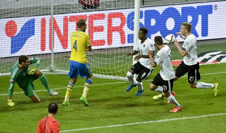 © Reuters. David Alaba, da Áustria, comemora gol contra a Suécia