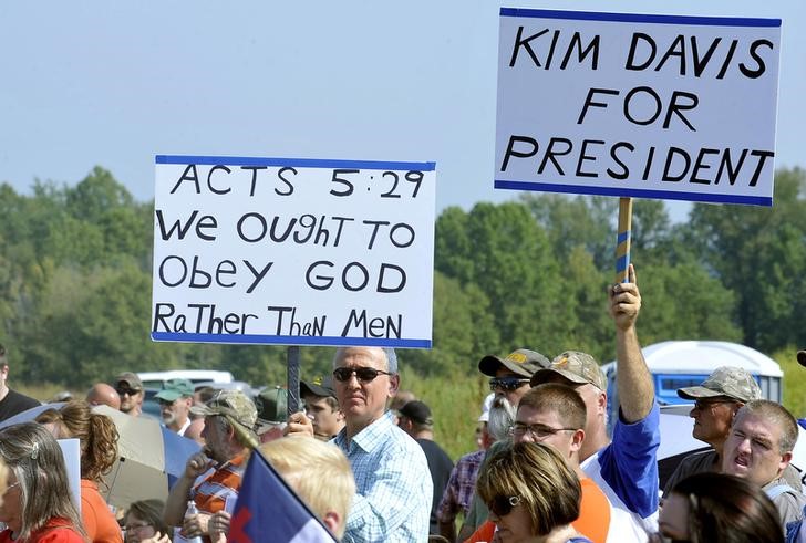 © Reuters. Apoiadores da escrivã Kim Davis mostram cartazes em Grayson