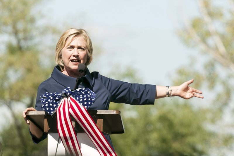 © Reuters. U.S. Democratic presidential candidate Hillary Clinton speaks during a campaign stop at the Quad City Federation of Labor's Salute to Labor Chicken Fry in Hampton, Illinois