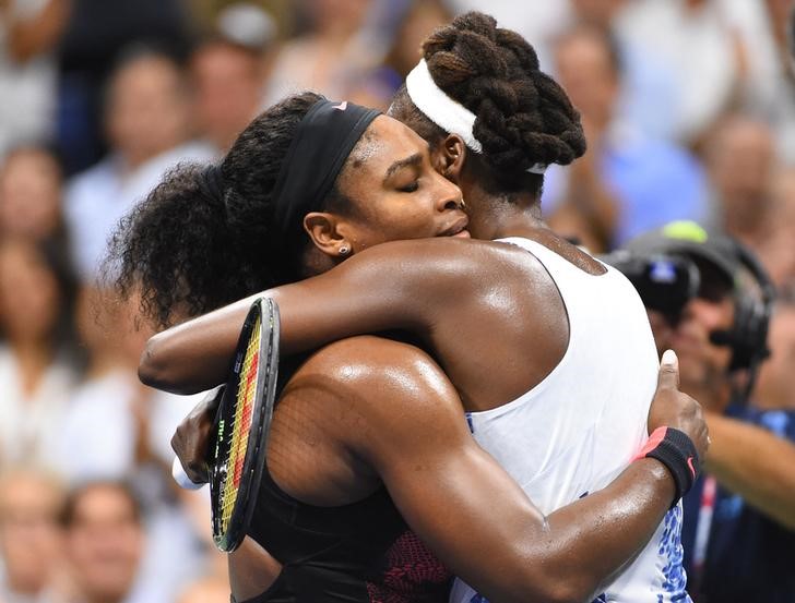 © Reuters. Serena Williams derrota a su hermana Venus y avanza a semifinales del Abierto de EEUU