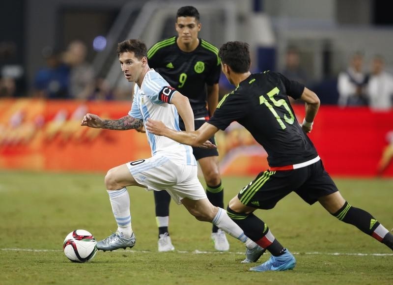 © Reuters. Argentina rescata un agónico empate ante México por 2-2 con gol de Messi