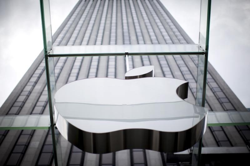 © Reuters. An Apple logo hangs above the entrance to the Apple store on 5th Avenue in the Manhattan borough of New York City