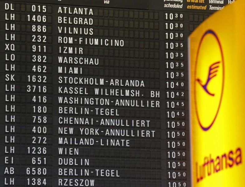 © Reuters. "Annulliert" notice on the departures board indicates cancelled flights from the Frankfurt Airport in Germany