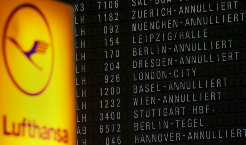 © Reuters. Cancelled flights of German air carrier Lufthansa are announced on a flight infomation display at the Frankfurt Airport in Germany