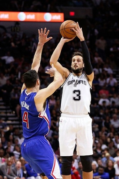 © Reuters. El acierto de Belinelli derrota a España en el Eurobasket