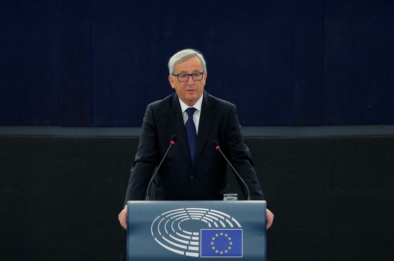 © Reuters. Juncker dice que UE ayudará a refugiados pero reforzando controles fronterizos