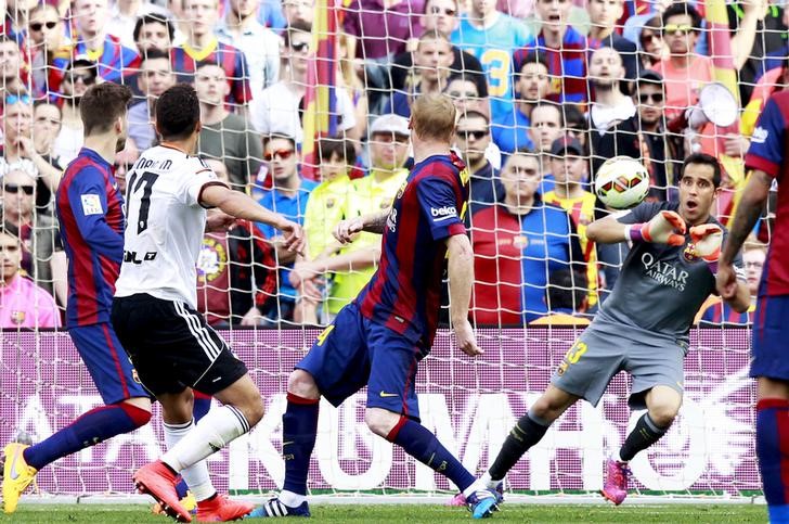 © Reuters. Portero del Barcelona Claudio Bravo tardará tres semanas en recuperarse de lesión