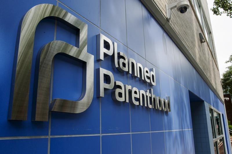 © Reuters. A sign is pictured at the entrance to a Planned Parenthood building in New York 