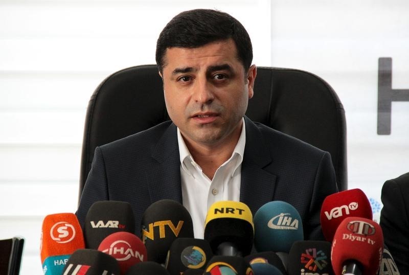 © Reuters. Demirtas, co-chairman of Turkey's pro-Kurdish Peoples' Democratic Party (HDP), talks during a news conference in Diyarbakir, Turkey