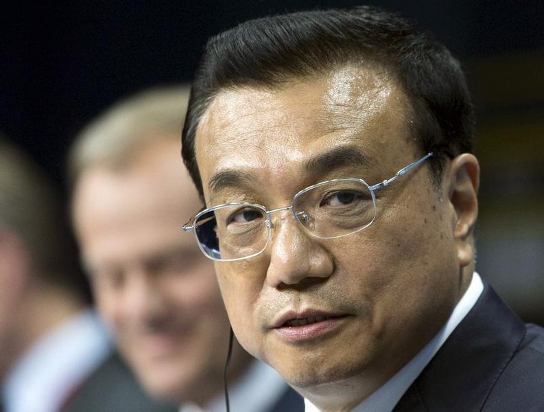 © Reuters. Chinese Premier Li Keqiang takes part in a news conference during a EU-China summit in Brussels