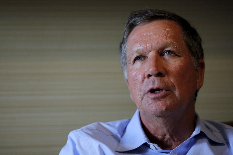 © Reuters. U.S. Republican presidential candidate and Ohio Governor John Kasich answers a question during an interview with Reuters in Concord