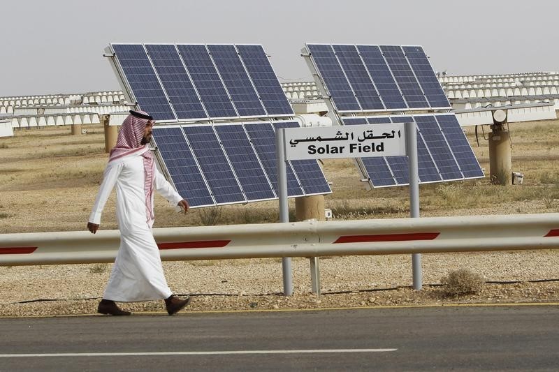 © Reuters. نقاط خلاف تؤجل مشروعات الطاقة الشمسية السعودية