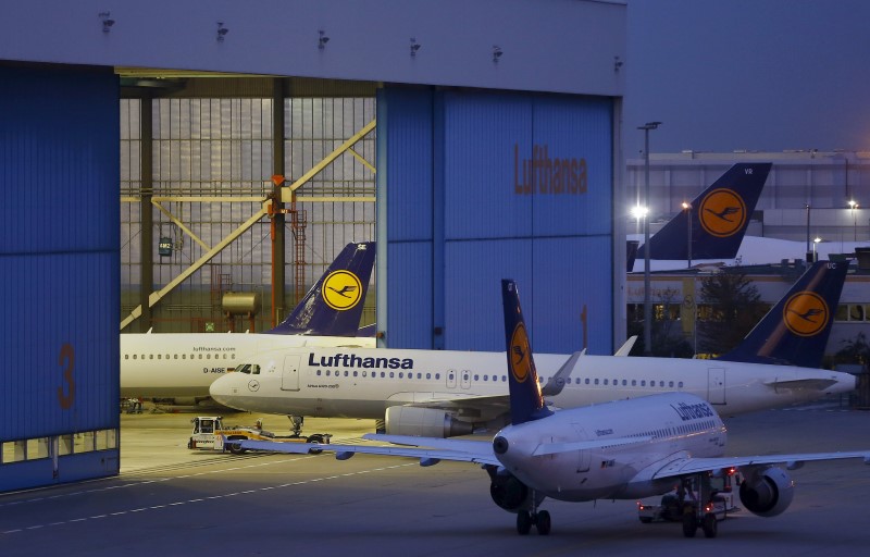 © Reuters. Aeronaves da Lufthansa entrando em galpão no aeroporto de Frankfurt, na Alemanha