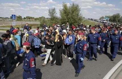 © Reuters. المجر تغلق طريقا سريعا بعد اختراق مهاجرين طوقا فرضته الشرطة