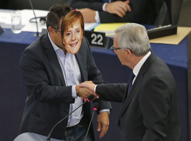 © Reuters. Membro italiano do Parlamento Europeu Gianluca Buonanno usa máscara representando a chanceler alemã, Angela Merkel, ao cumprimentar o presidente da Comissão, Jean-Claude Juncker