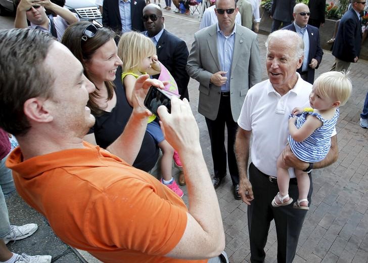 © Reuters. Joe Biden posa para foto com bebê no colo em Pittsburgh