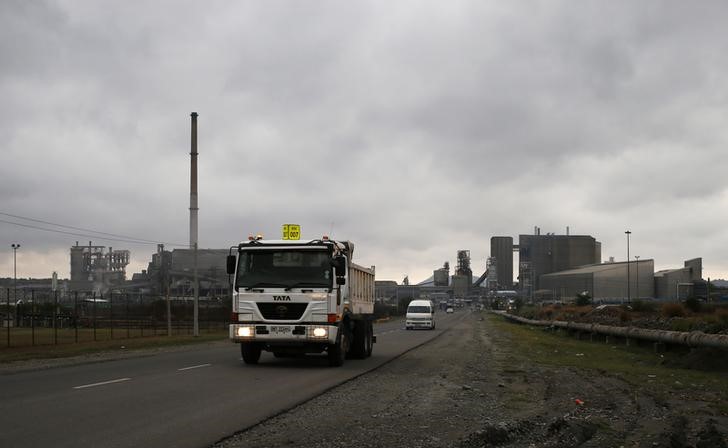 © Reuters. File photo of trucks leaving an AMPLATS processing plant near Rustenburg