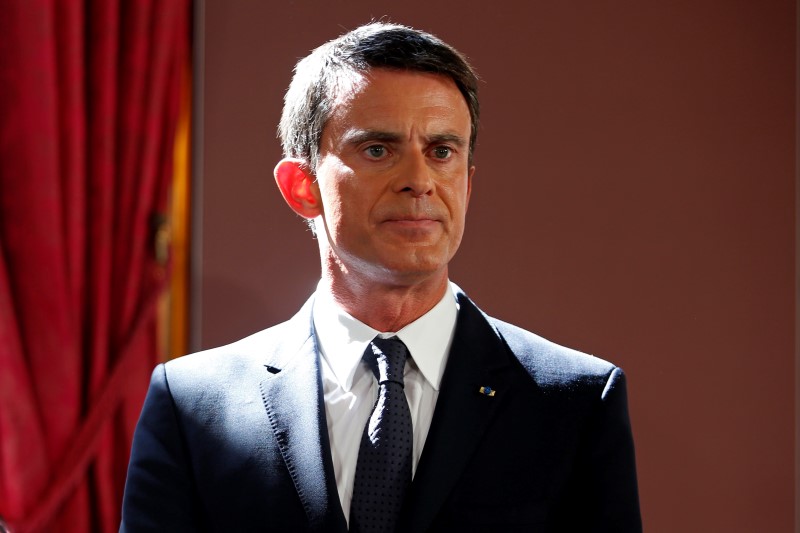 © Reuters. French Prime Minister Manuel Valls attends a news conference at the Hotel Matignon in Paris