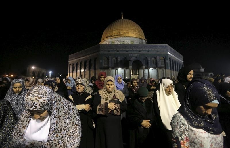© Reuters. إسرائيل تفرض حظرا على نشطاء فلسطينيين وراء احتجاجات بالمسجد الأقصى