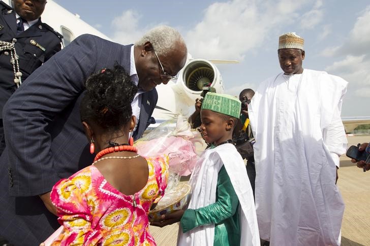 © Reuters. Sierra Leone's President Ernest Bai Koroma is welcomed upon arrival at the airport in Abuja