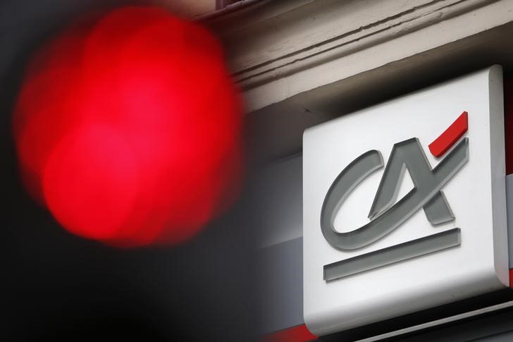 © Reuters. A traffic light shines red near a Credit Agricole logo pictured on a bank branch in Paris