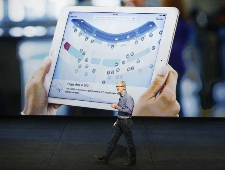 © Reuters. CEO da Apple, Tim Cook, durante apresentação do iPad Pro.