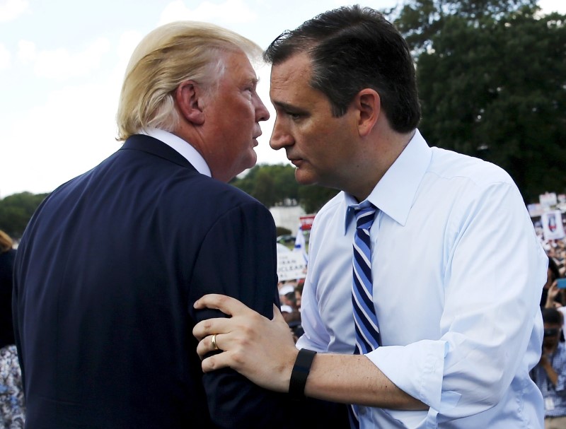 © Reuters. U.S. Senator Cruz greets businessman Trump onstage as they address a Tea Party rally against the Iran nuclear deal at the U.S. Capitol in Washington