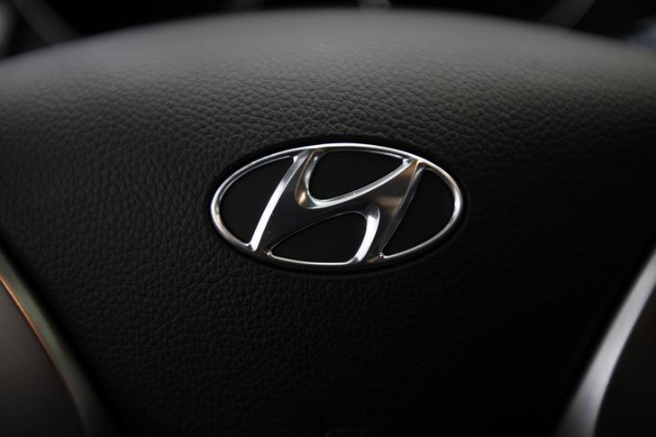 © Reuters. Logo of Hyundai Motor is seen on the steering wheel of a car at a Hyundai dealership in Seoul