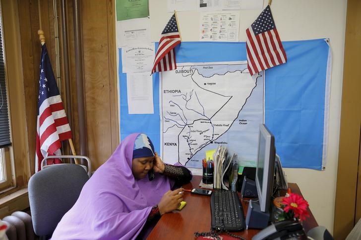 © Reuters. Hawa Abo atende telefonemas num centro comunitário somali nos EUA