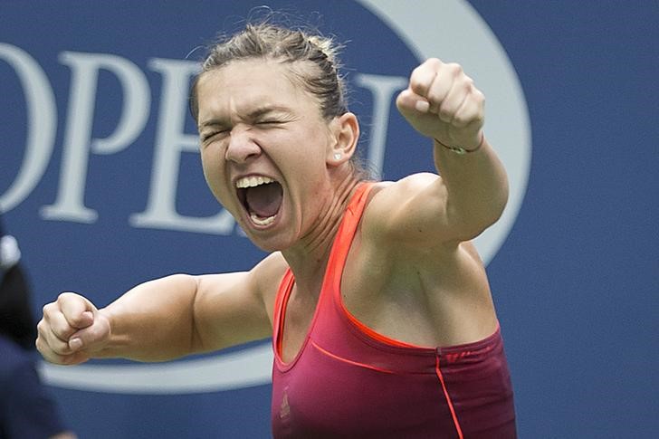 © Reuters. Romena Simona Halep comemora vitória sobre Victoria Azarenka nos EUA