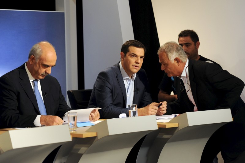 © Reuters. Tsipras (C) e Meimarakis se preparam para debate em Atenas