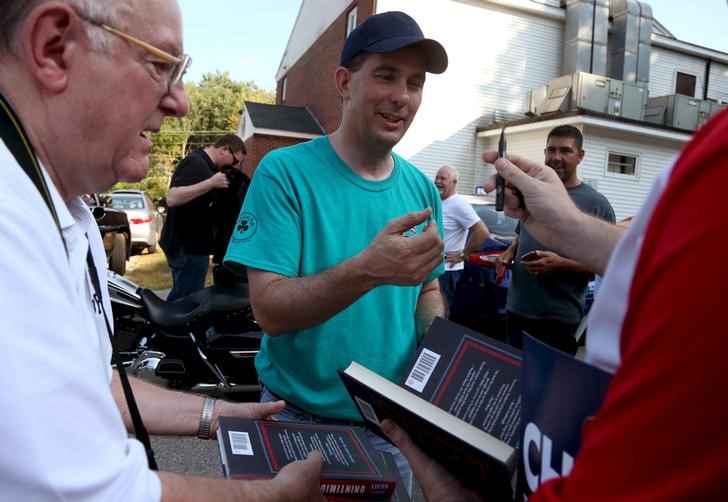 © Reuters. U.S. Republican presidential candidate and Wisconsin Governor Scott Walker reaches for a pen to sign an autograph for a supporter at the Salem-Derry Elk's Lodge in Salem