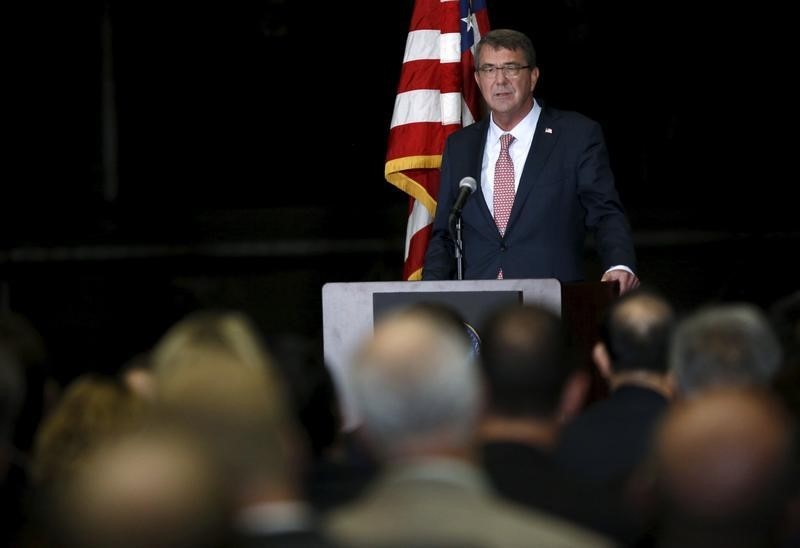 © Reuters. U.S. Secretary of Defense Carter addresses the audience at NASA Ames Research Center in Mountain View