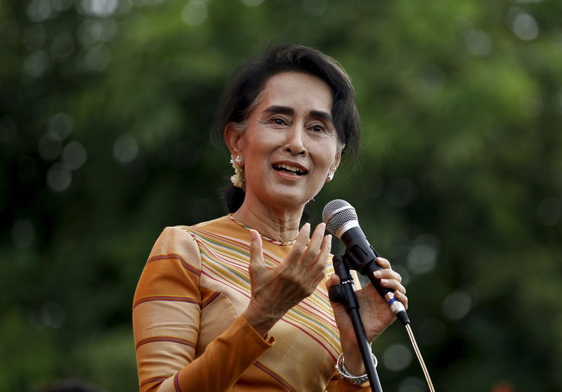 © Reuters. Myanmar pro-democracy leader Aung San Suu Kyi gives a speech on voter education at the Hsiseng township in Shan state, Myanmar 