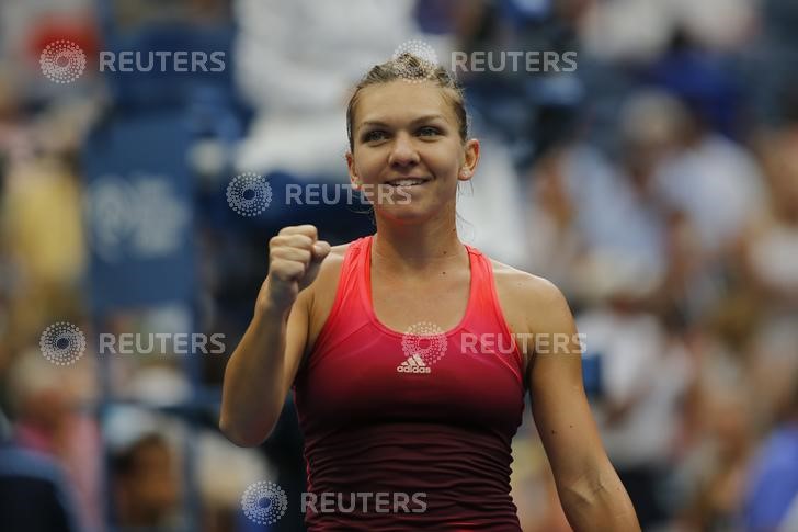 © Reuters. La tenista rumana Simona Halep celebra el miércoles tras meterse en las semifinales del Abierto de Estados Unidos
