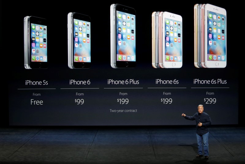 © Reuters. Phil Schiller habla sobre los precios de la línea del iPhone durante un evento de Apple para la prensa en San Francisco
