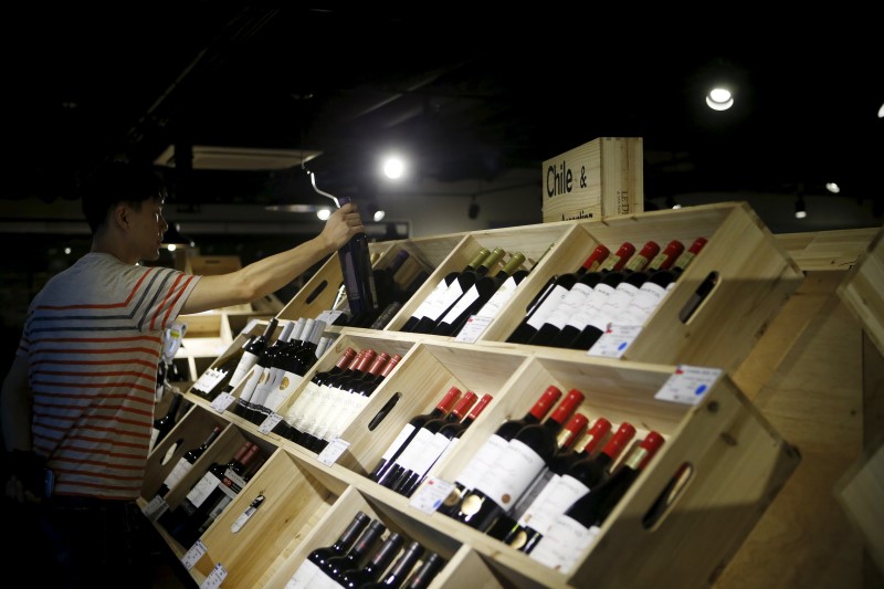 © Reuters. A man chooses a bottle of wine at a wine outlet in Seoul