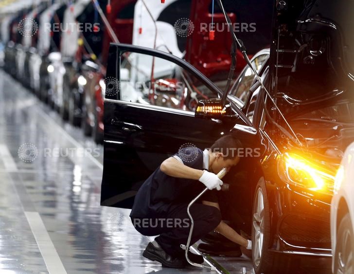 © Reuters. Employee works on an assembly line producing Mercedes-Benz cars at a factory of Beijing Benz Automotive Co. in Beijing