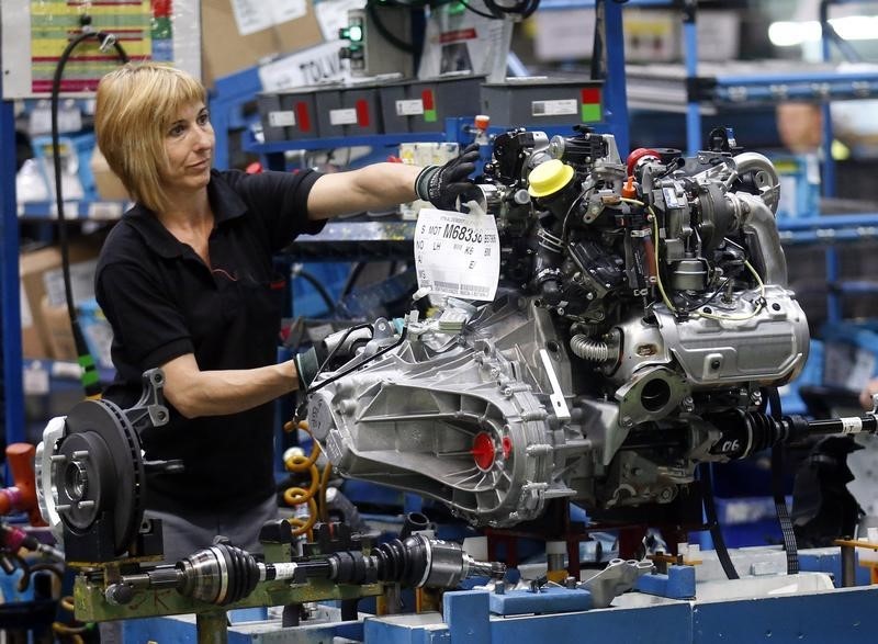 © Reuters. A Nissan Motor staff works on an engine in the assembly line at the Zona Franca Nissan factory near Barcelona