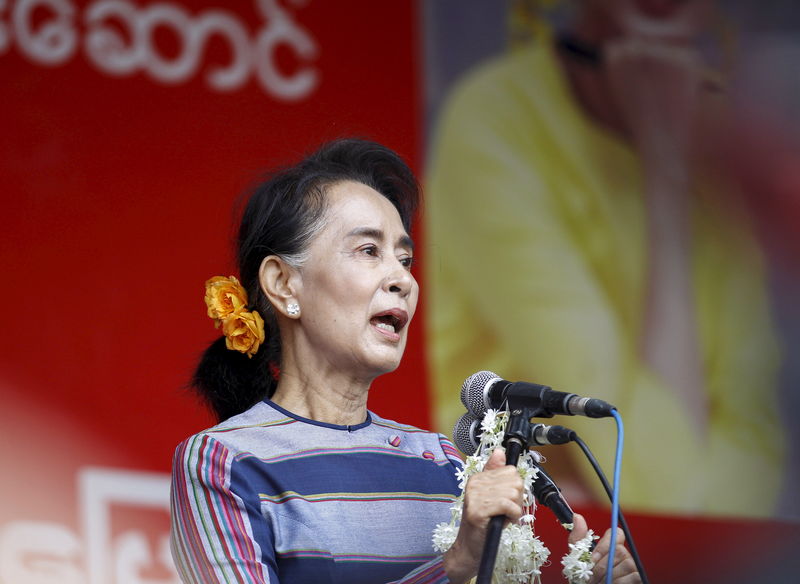 © Reuters. سو كي تنقل حملتها الانتخابية إلى عقر دار حليف لرئيس ميانمار