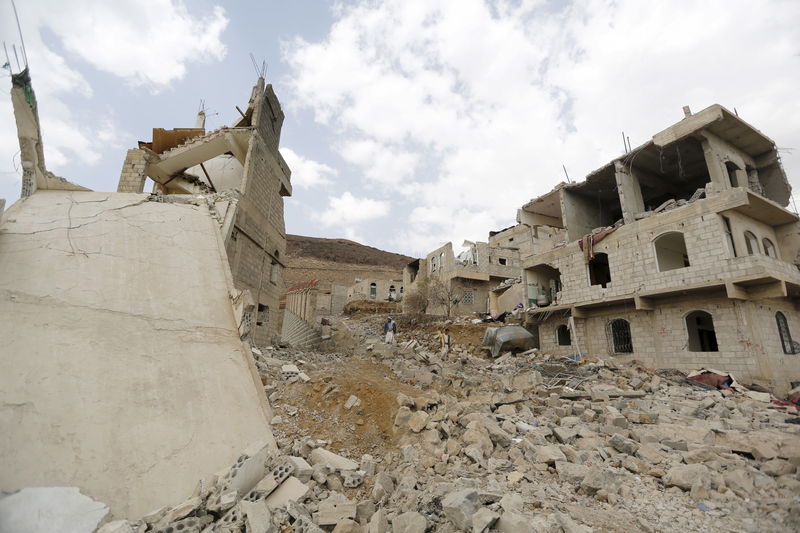 © Reuters. طائرات التحالف تقصف قواعد عسكرية ومنازل قياديين حوثيين بصنعاء
