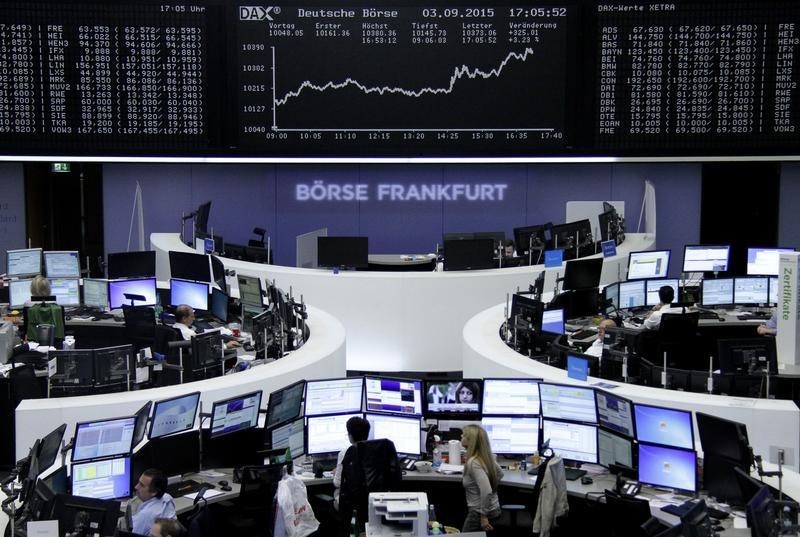 © Reuters. Las bolsas europeas caen por preocupaciones por China, E.ON se desploma