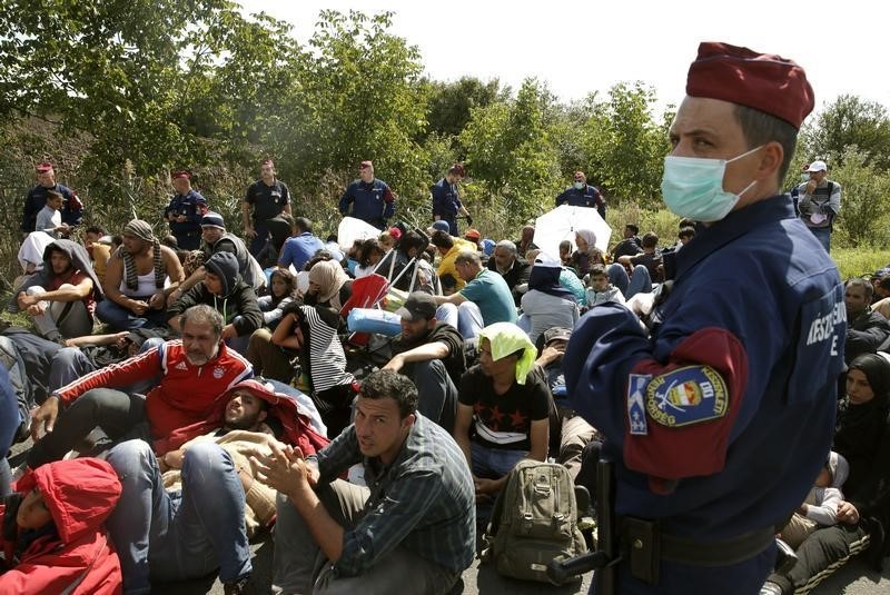 © Reuters. آلاف المهاجرين يتدفقون من المجر على النمسا