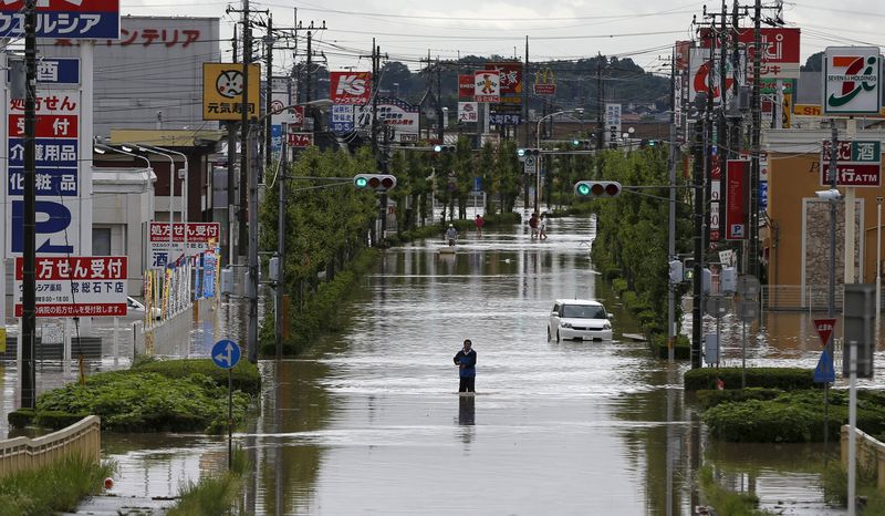 © Reuters. اليابان تجلي 100 ألف شخص بعد سيول نادرة