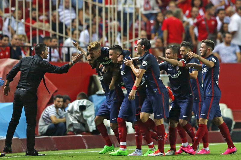 © Reuters. El Atlético de Madrid confía en nuevos fichajes para recibir al Barcelona