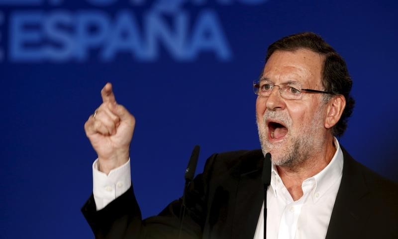 © Reuters. Spain's Prime Minister Mariano Rajoy  gestures during a meeting in Lloret de Mar, north of Barcelona